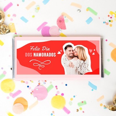 Barra de chocolate personalizada para Dia dos Namorados, com imagem de casal e texto em embalagem vermelha e branca