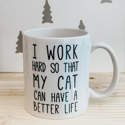 Caneca branca com texto inspirado em gatos