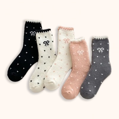 Conjunto de cinco meias coloridas com padrão de corações pequenos e laços bordados.