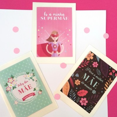 Três cartões coloridos para o Dia da Mãe com textos e ilustrações sobre fundo rosa