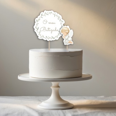 Bolo branco simples com topper de batizado e anjo em prato branco