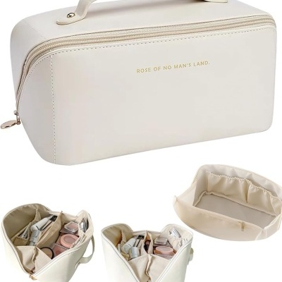 Estojo branco para maquilhagem com fecho dourado e texto ROSE OF NO MAN'S LAND