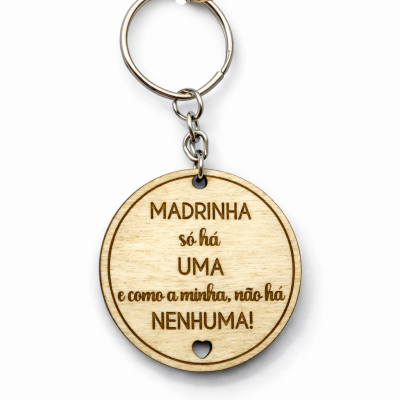 Porta-chaves redondo em madeira clara com texto gravado para madrinha