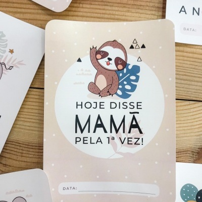 Cartão ilustrado com preguiça e frase sobre primeira vez a dizer mamã