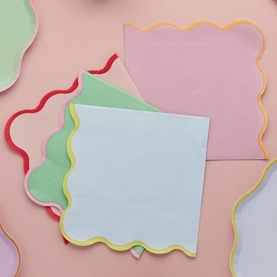 Guardanapos de tecido coloridos com bordas onduladas