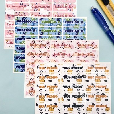 Etiquetas autocolantes personalizadas com nomes variados sobre fundo azul