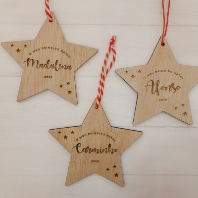Estrelas de madeira decorativas com nomes e fios para pendurar