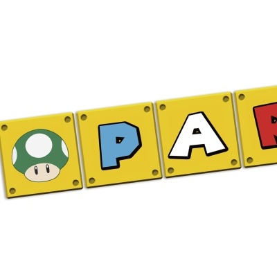 Peças decorativas amarelas com letras e imagem de cogumelo verde e branco