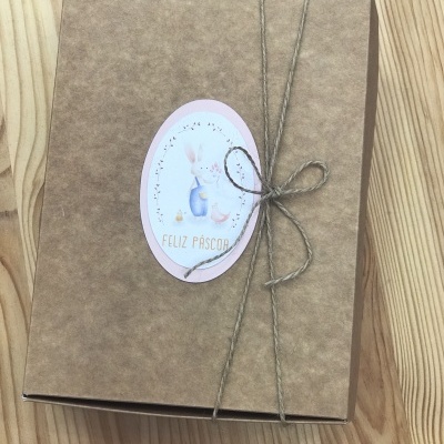 Caixa castanha de cartão com etiqueta de Páscoa e cordão rústico