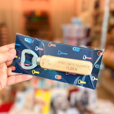 Abridor de garrafas com cabo de madeira gravado, embalado em cartão com padrão de chaves