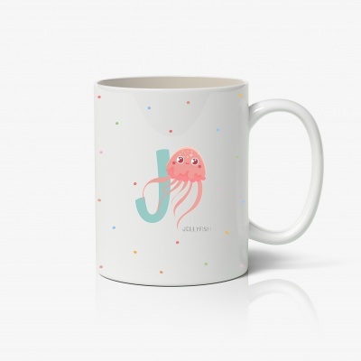 Caneca branca com desenho de medusa cor-de-rosa, letra J azul e pequenos pontos coloridos.