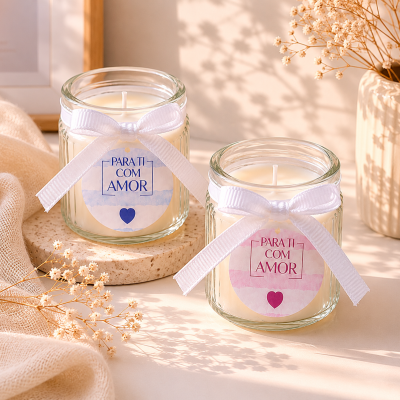 Duas velas em jarros de vidro com fitas e etiquetas com texto