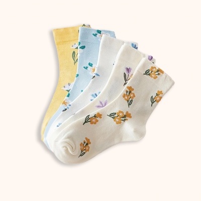 Quatro pares de meias com padrão floral em diferentes cores.