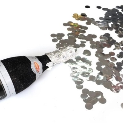 Garrafa de confetti preta com brilho e confettis prateados espalhados