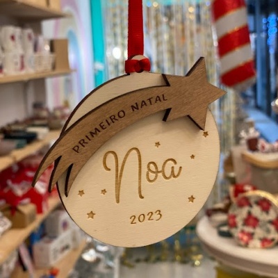 Enfeite de Natal em madeira com texto 'PRIMEIRO NATAL Noa 2023'