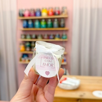 Frasco de vidro pequeno com etiqueta 'PARA TI COM AMOR' e laço branco
