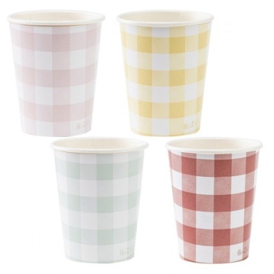 Conjunto de quatro copos de papel com padrão xadrez em tons pastel
