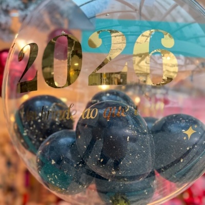 Balão transparente com 2026 e balões pretos dentro