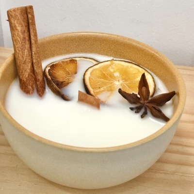 Taça de cerâmica com líquido branco e especiarias