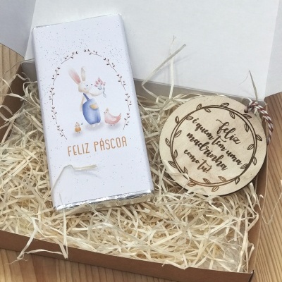 Caixa de presente com chocolate com coelho e placa de madeira gravada com mensagem