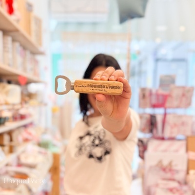 Abridor de garrafas com cabo de madeira gravado em loja