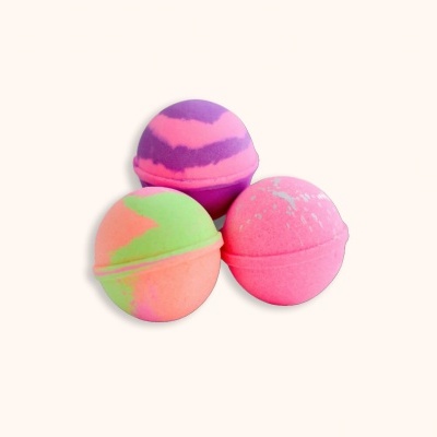 Três esferas coloridas de sais de banho com padrão marmoreado