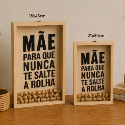 Dois quadros decorativos em madeira clara com texto em português e rolhas na base