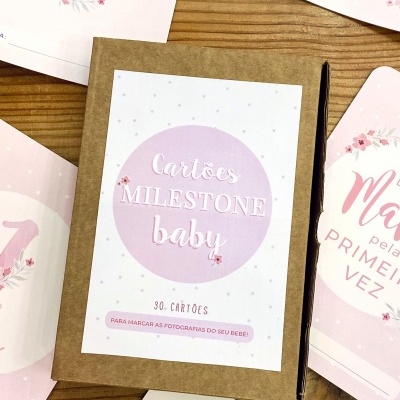 Caixa de cartão com rótulo Cartões Milestone baby e cartões temáticos para bebé em tons rosa