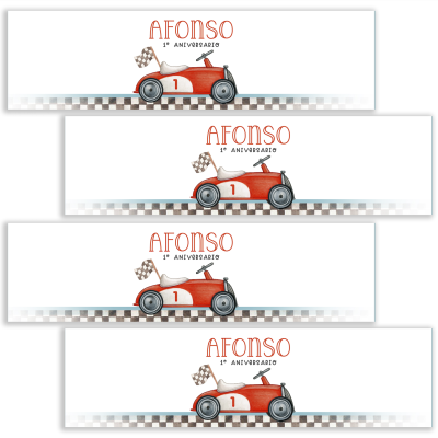Etiquetas brancas com carro de corrida vermelho, texto 'AFONSO 1º ANIVERSÁRIO' e padrão quadriculado cinza