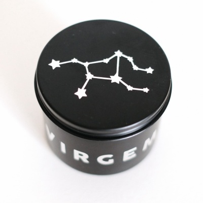 Frasco preto com tampa decorada com constelação e palavra VIRGEM