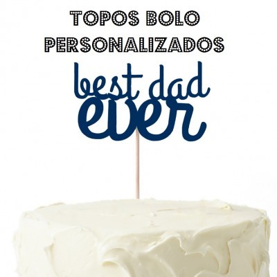 Topo de bolo personalizado com texto 'best dad ever' em bolo com cobertura branca