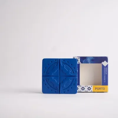 Ímanes decorativos azuis com embalagem azul e amarela com texto Porto