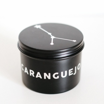 Frasco preto com tampa preta e texto CARANGUEJO em branco