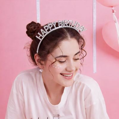 Tiara HAPPY BIRTHDAY prateada com brilho em fundo rosa