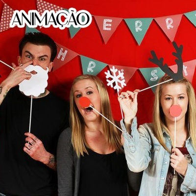 Três pessoas com acessórios festivos de Natal em fundo vermelho com bandeirolas coloridas.