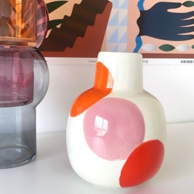 Dois vasos decorativos e uma moldura colorida em fundo branco