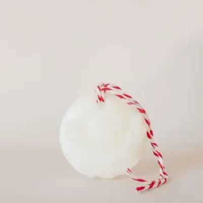 Sabonete redondo branco com cordão branco e vermelho