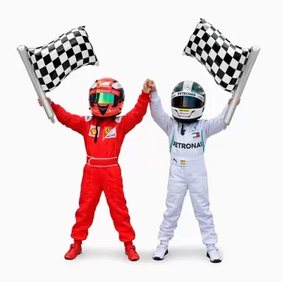Duas crianças com fatos de piloto de corridas e bandeiras quadriculadas.
