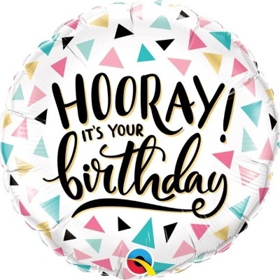 Balão redondo branco com triângulos coloridos e texto de aniversário