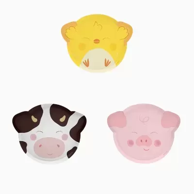 Três pratos descartáveis em forma de rosto de animais cartoon coloridos.