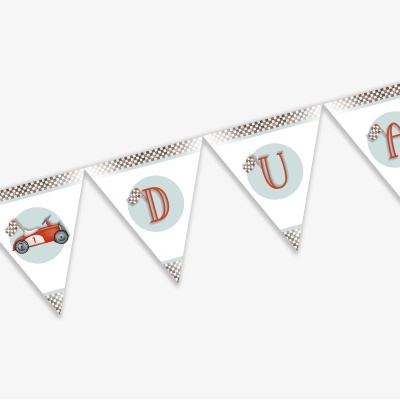 Faixa decorativa com bandeirolas triangulares brancas e padrão quadriculado, letras vermelhas e carro vermelho de corrida.