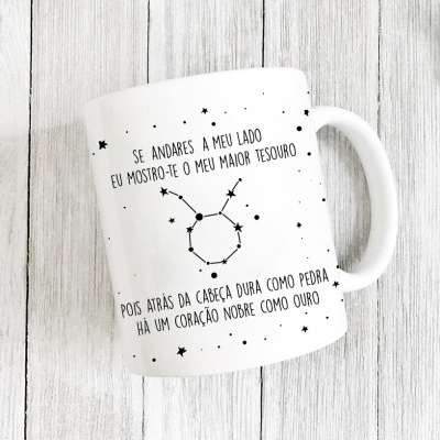 Caneca branca com texto e desenho de constelação pretos