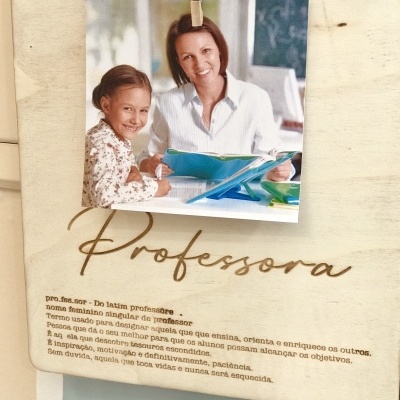 Quadro de madeira com foto de mulher e menina, texto em português 'Professora'