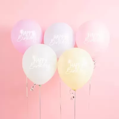 Cinco balões de aniversário pastel com texto 'HAPPY Birthday' num fundo rosa