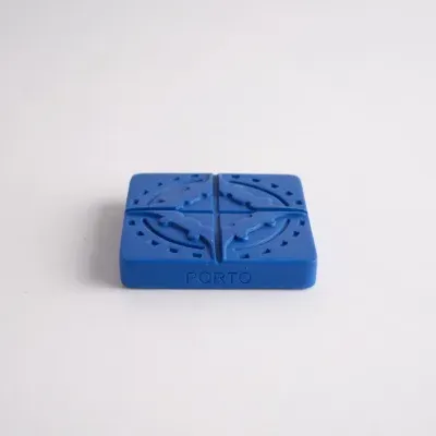 Objeto quadrado azul com relevo decorativo e a palavra PORTO gravada
