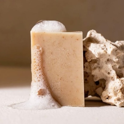 Sabonete retangular bege com espuma e coral branco