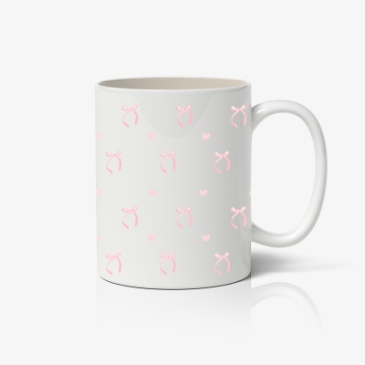 Caneca branca com padrão rosa de laços e corações