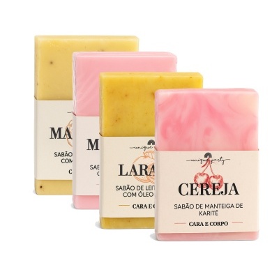 Barras de sabão coloridas com embalagens brancas e texto em português