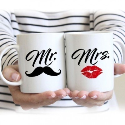 Conjunto de duas canecas brancas com texto 'Mr.' e 'Mrs.' e ilustrações distintas.