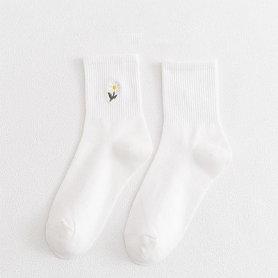 Meias brancas com bordado de flor azul e caule verde